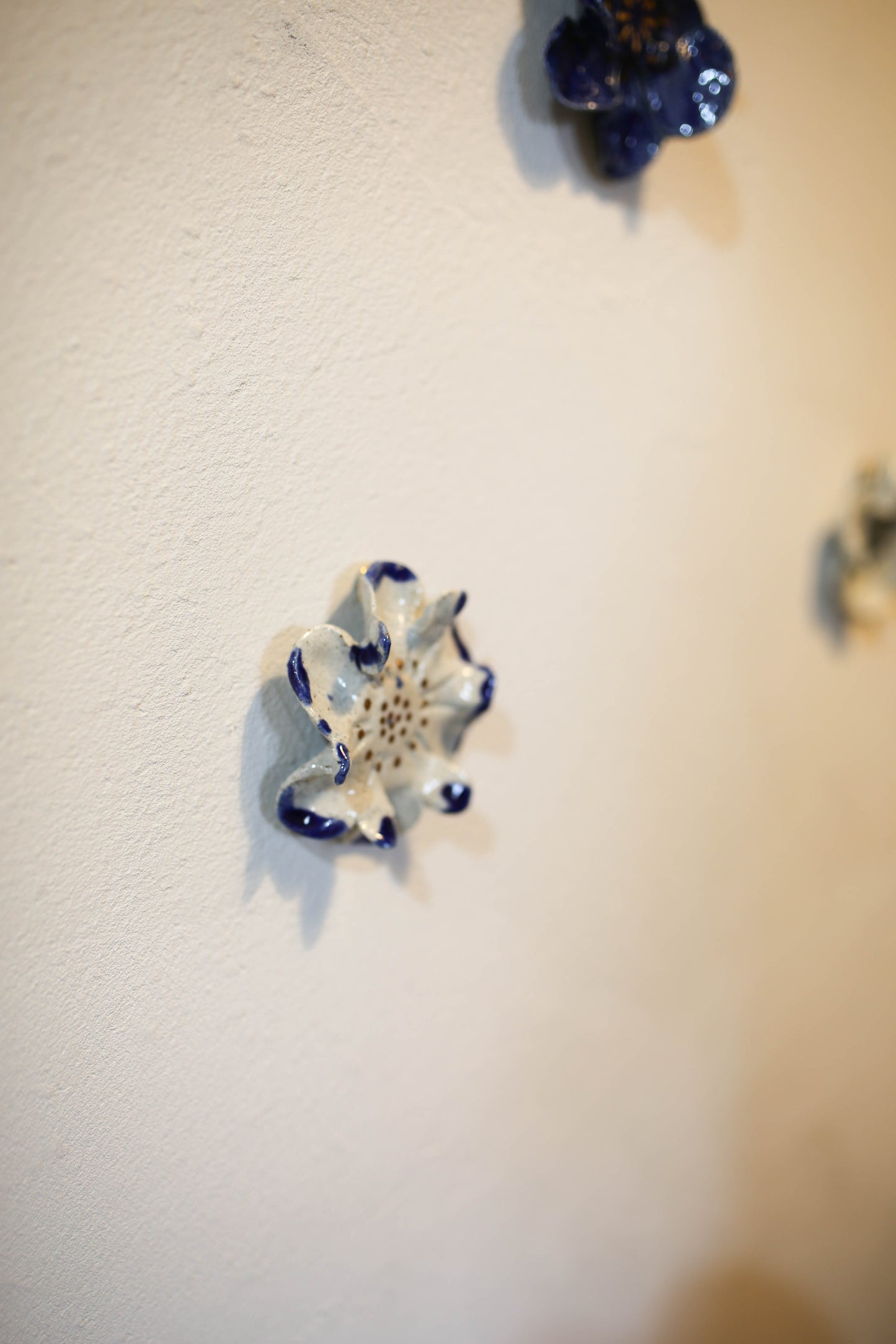 Stoneware set of three flowers for the wall (GOLD)