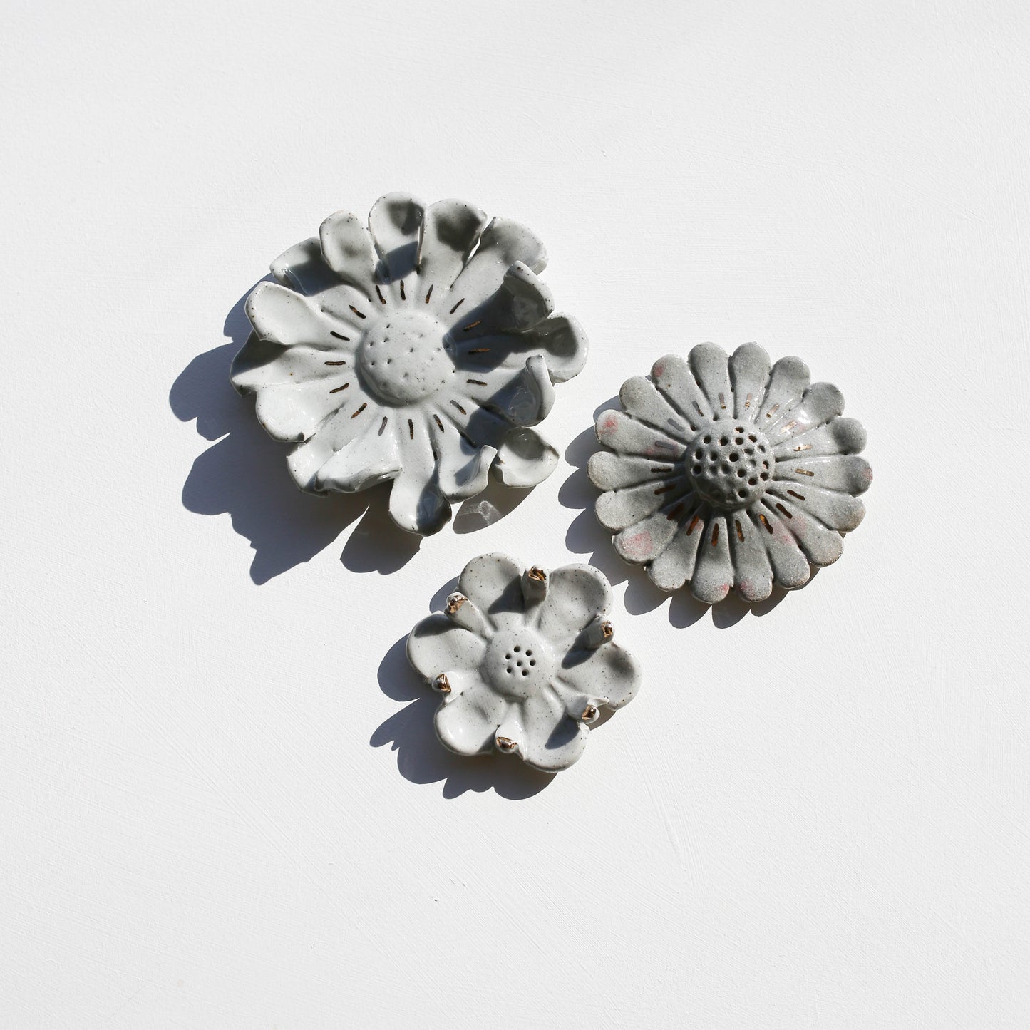 Stoneware set of three flowers for the wall (GOLD)