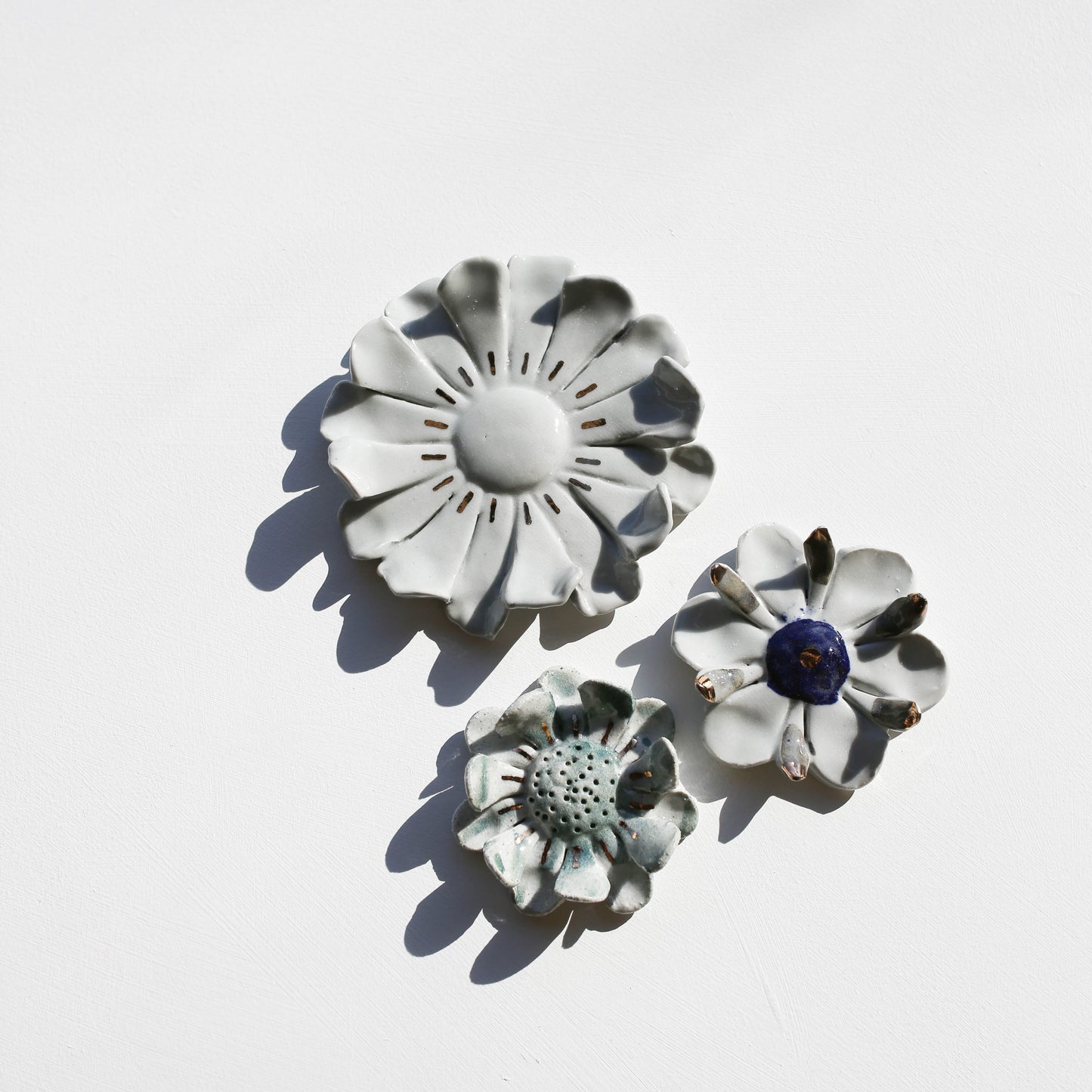 Stoneware set of three flowers for the wall (GOLD)