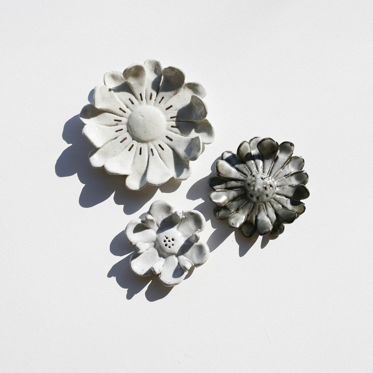 Stoneware set of three flowers for the wall (GOLD)