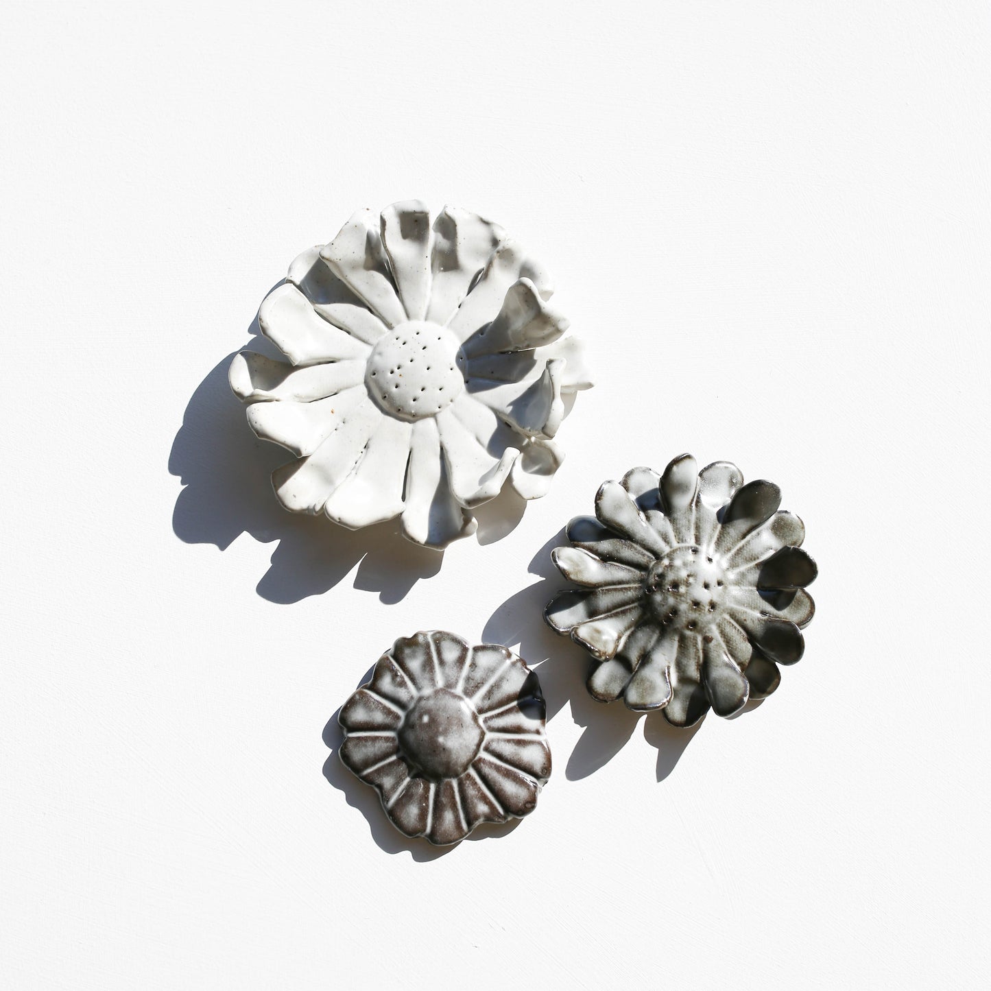 Stoneware set of three flowers for the wall (GOLD)