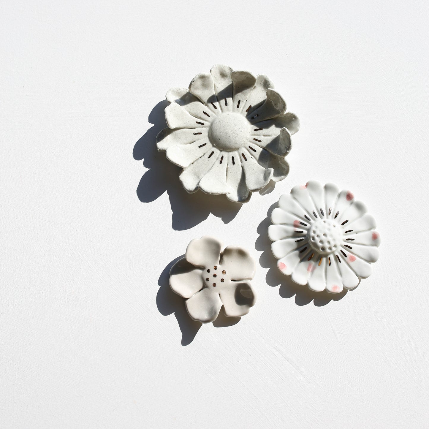 Stoneware set of three flowers for the wall (GOLD)
