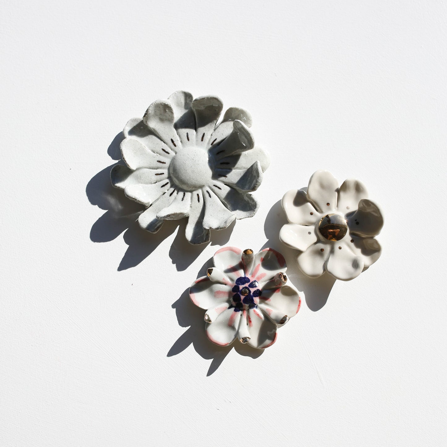 Stoneware set of three flowers for the wall (GOLD)