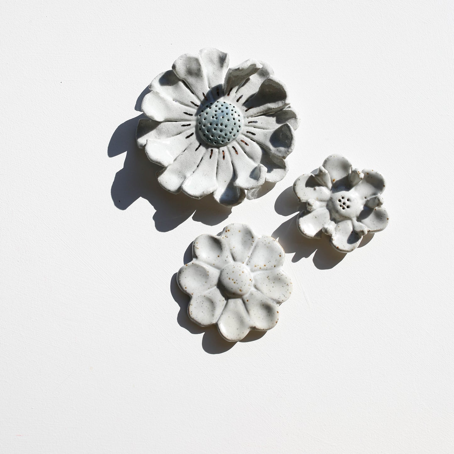 Stoneware set of three flowers for the wall (GOLD)