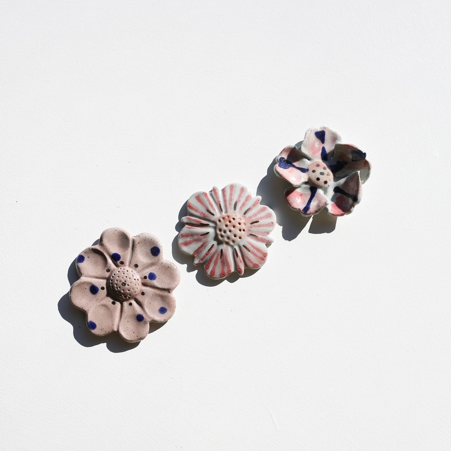 Stoneware set of three flowers for the wall (GOLD)