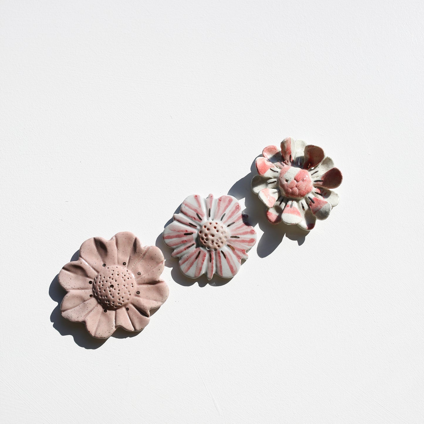 Stoneware set of three flowers for the wall (GOLD)
