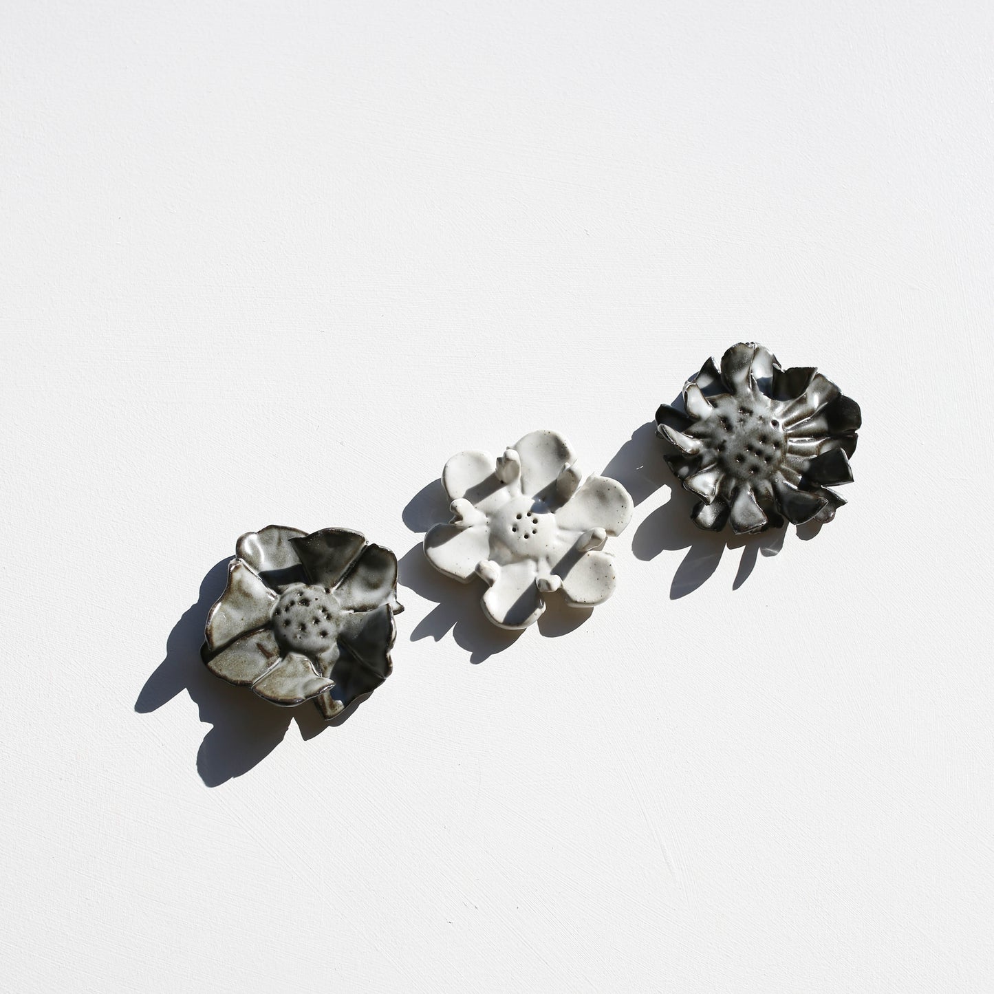 Stoneware set of three flowers for the wall (GOLD)