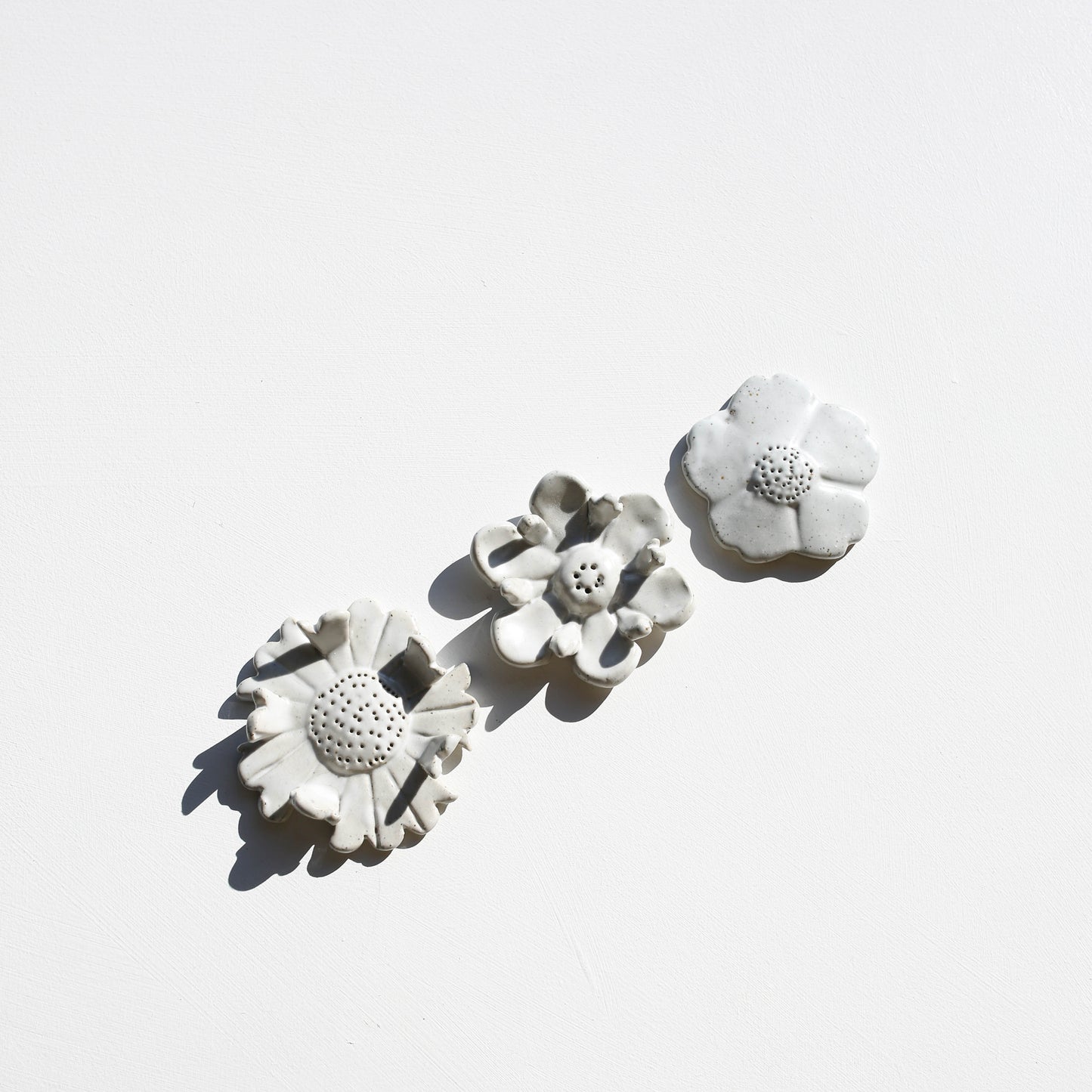 Stoneware set of three flowers for the wall (GOLD)