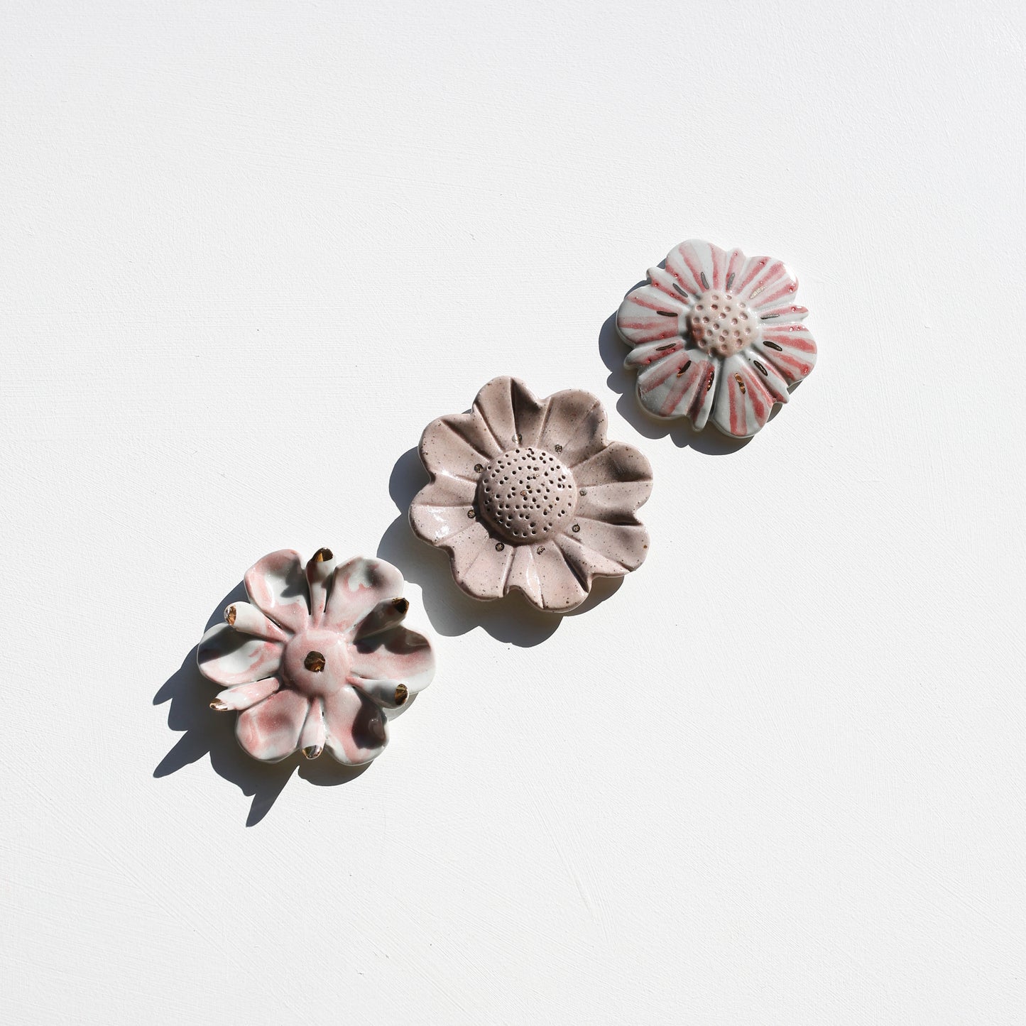 Stoneware set of three flowers for the wall (GOLD)
