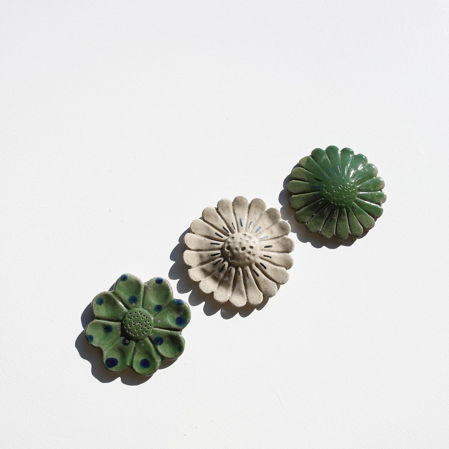 Stoneware set of three flowers for the wall (PLATINUM)