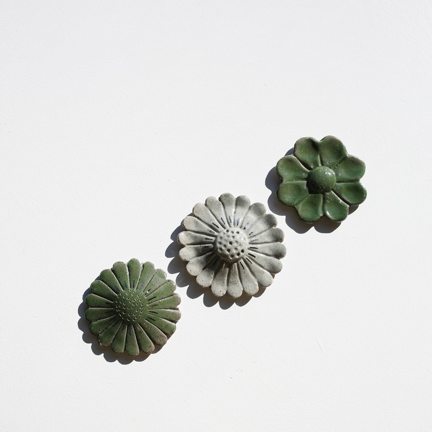 Stoneware set of three flowers for the wall (PLATINUM)