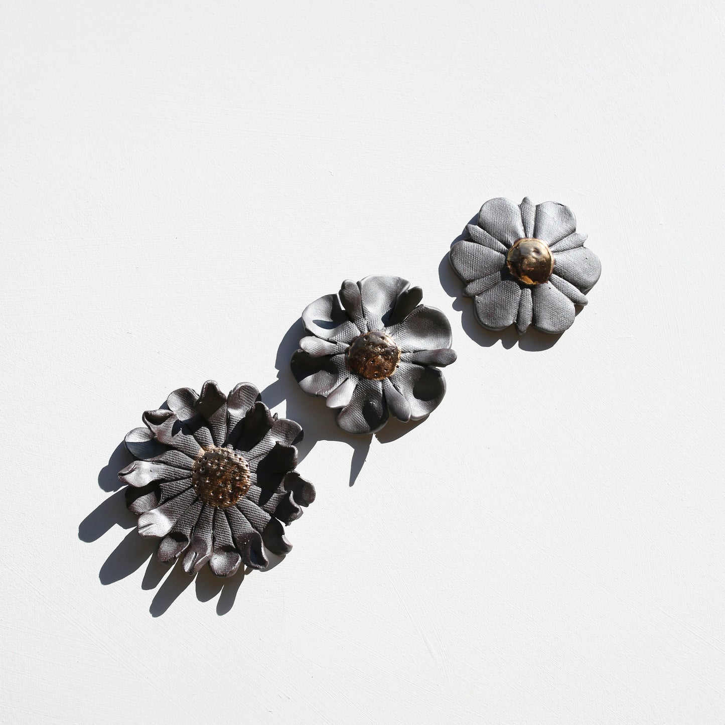 Stoneware set of three flowers for the wall (PLATINUM)