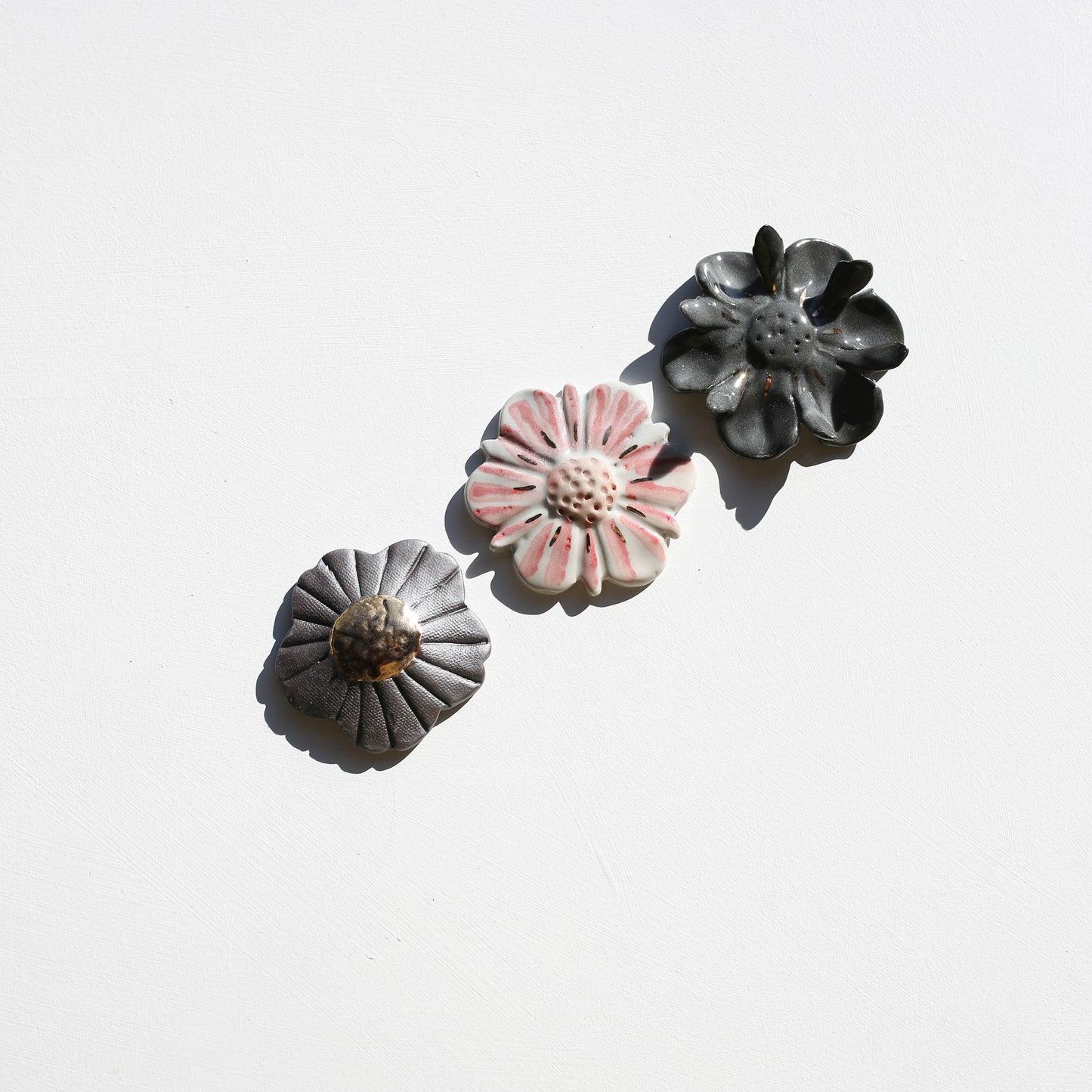 Stoneware set of three flowers for the wall (GOLD)