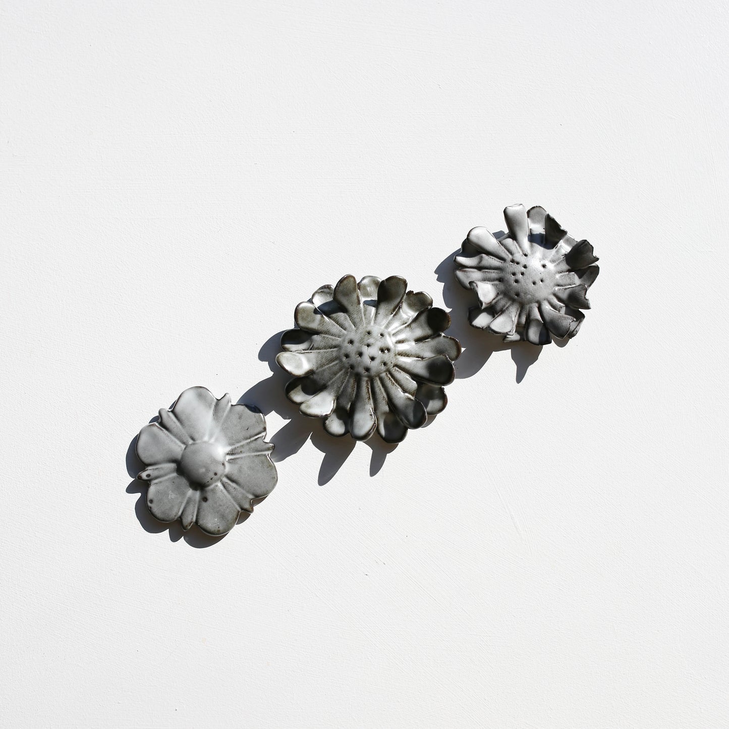 Stoneware set of three flowers for the wall (GOLD)
