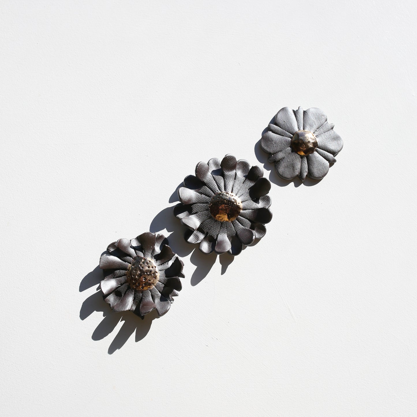 Stoneware set of three flowers for the wall (GOLD)