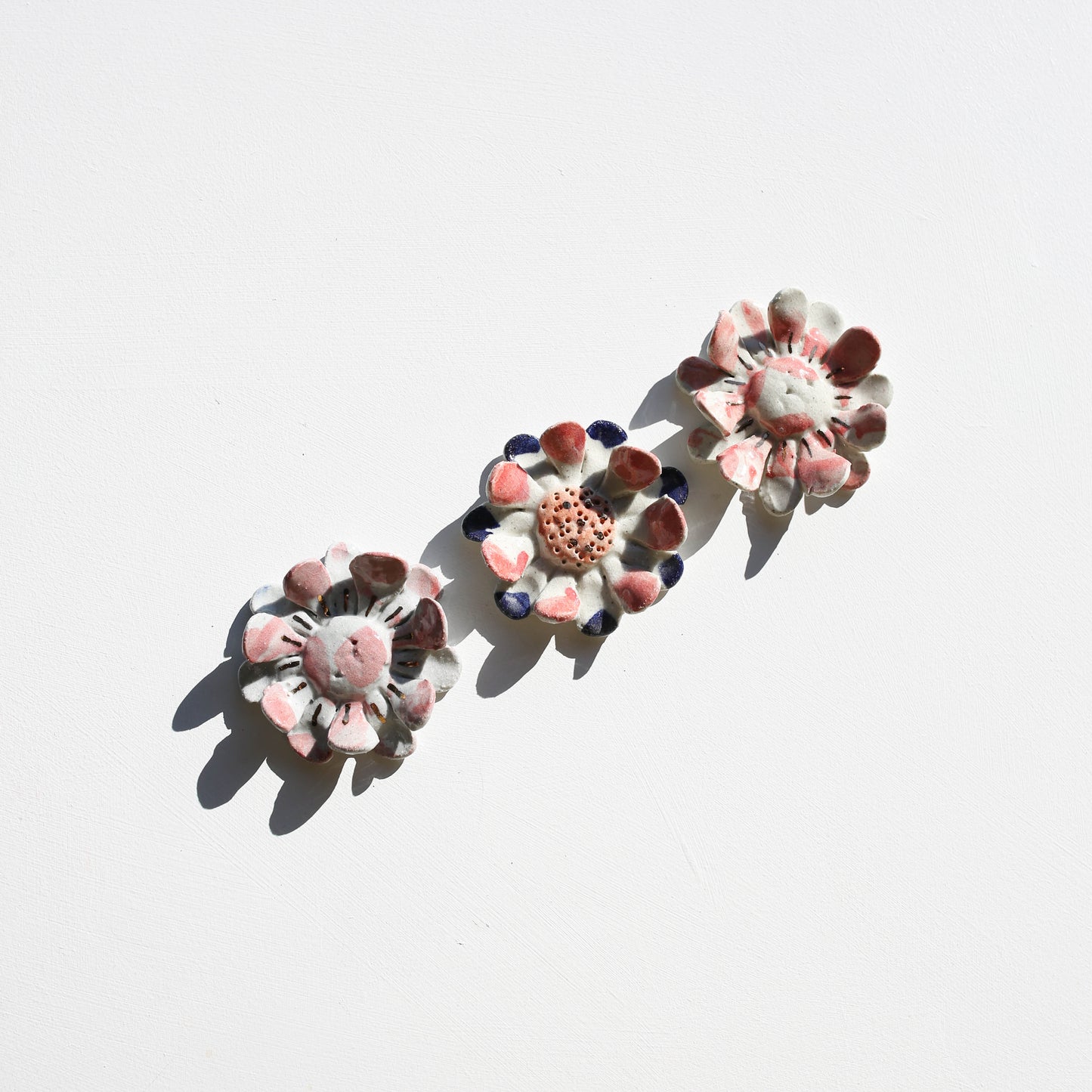 Stoneware set of three flowers for the wall (PLATINUM)