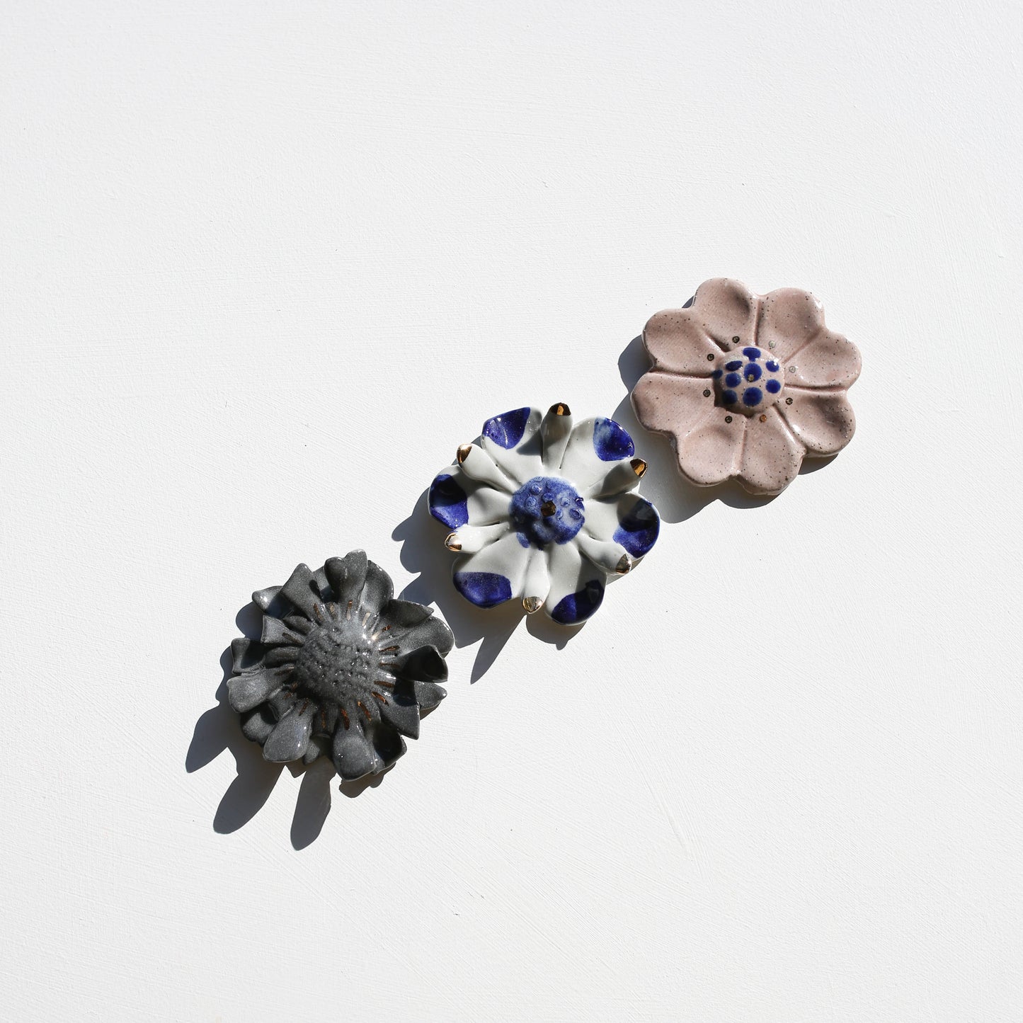 Stoneware set of three flowers for the wall (PLATINUM)