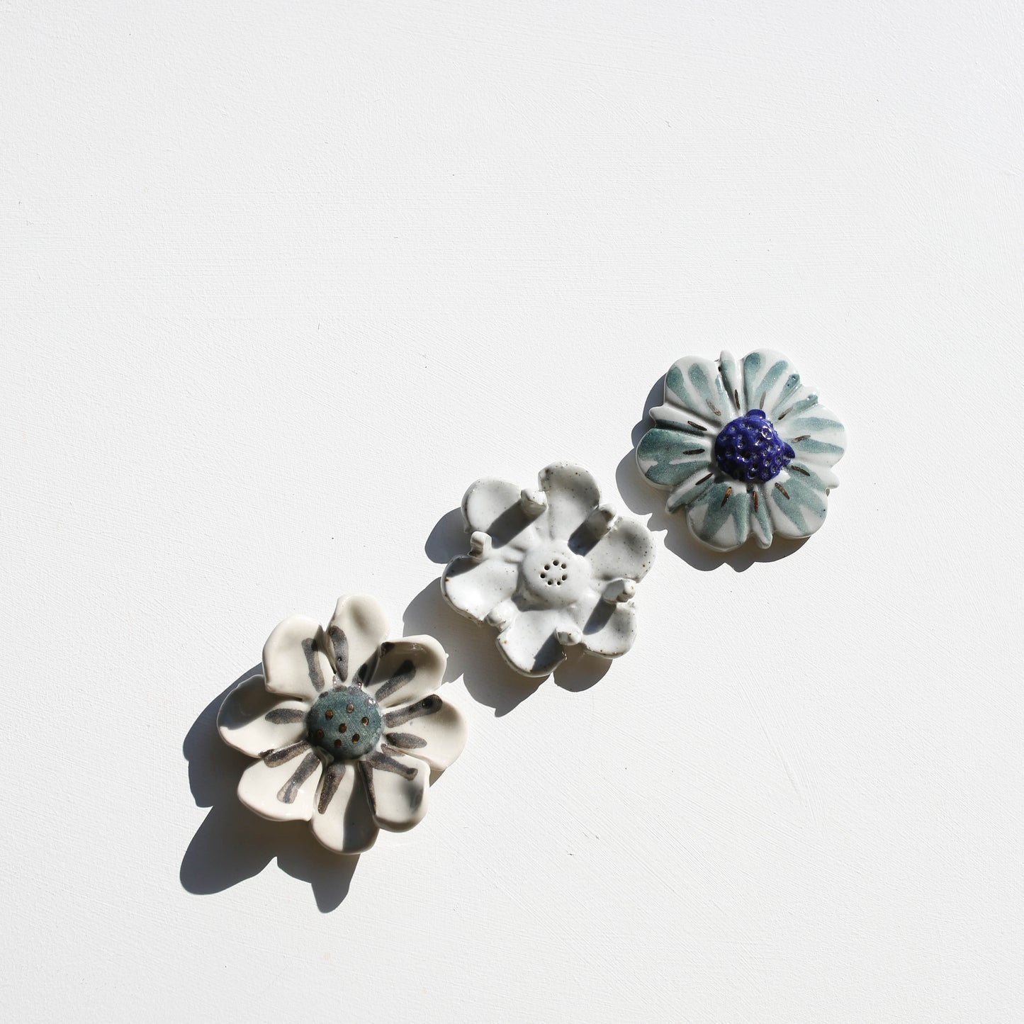 Stoneware set of three flowers for the wall (GOLD)