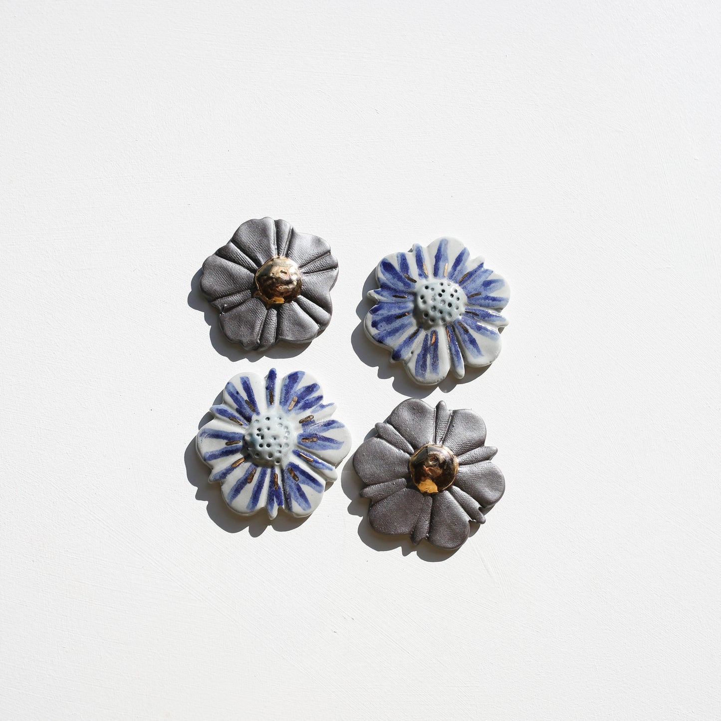 Stoneware set of three flowers for the wall (GOLD)