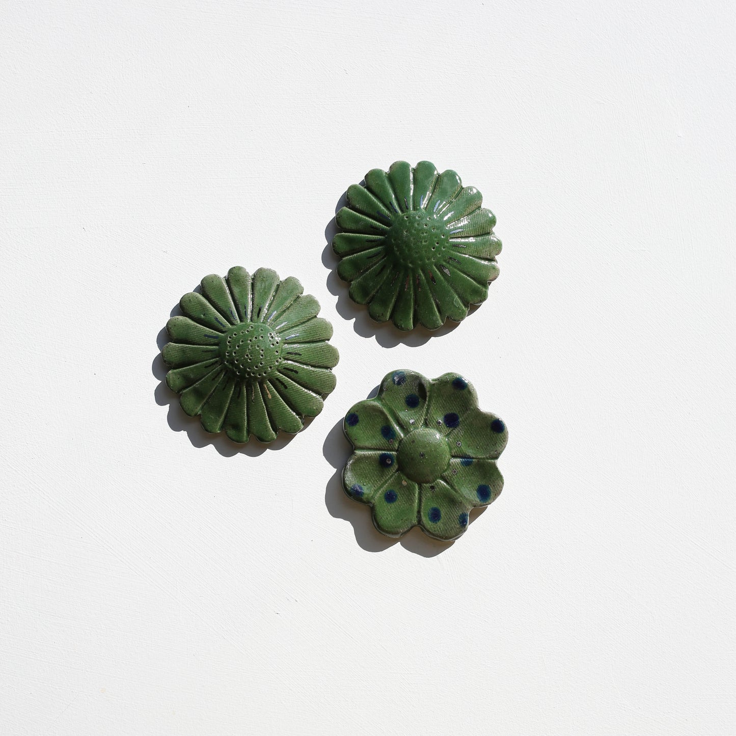 Stoneware set of three flowers for the wall (PLATINUM)