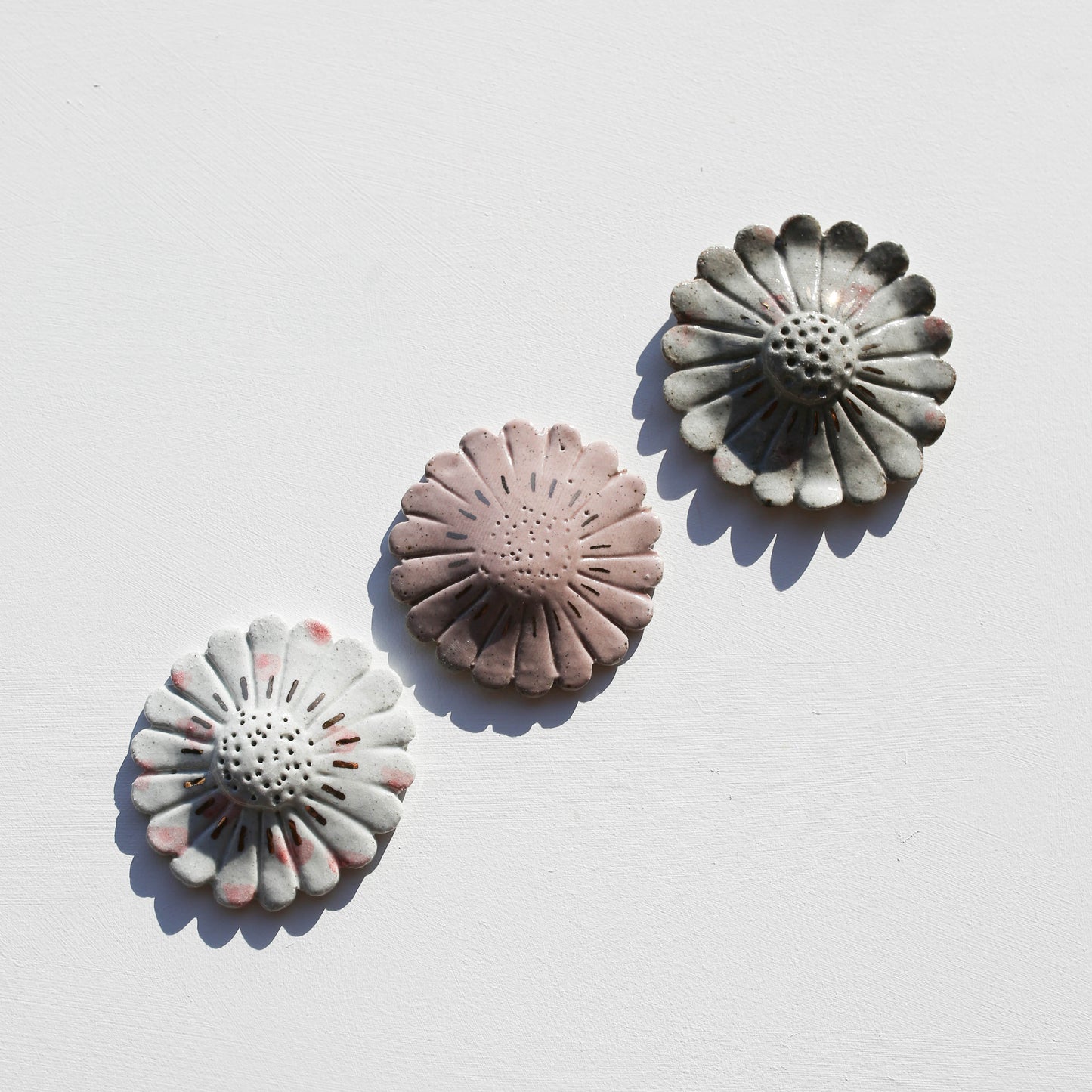 Stoneware set of three flowers for the wall (GOLD)