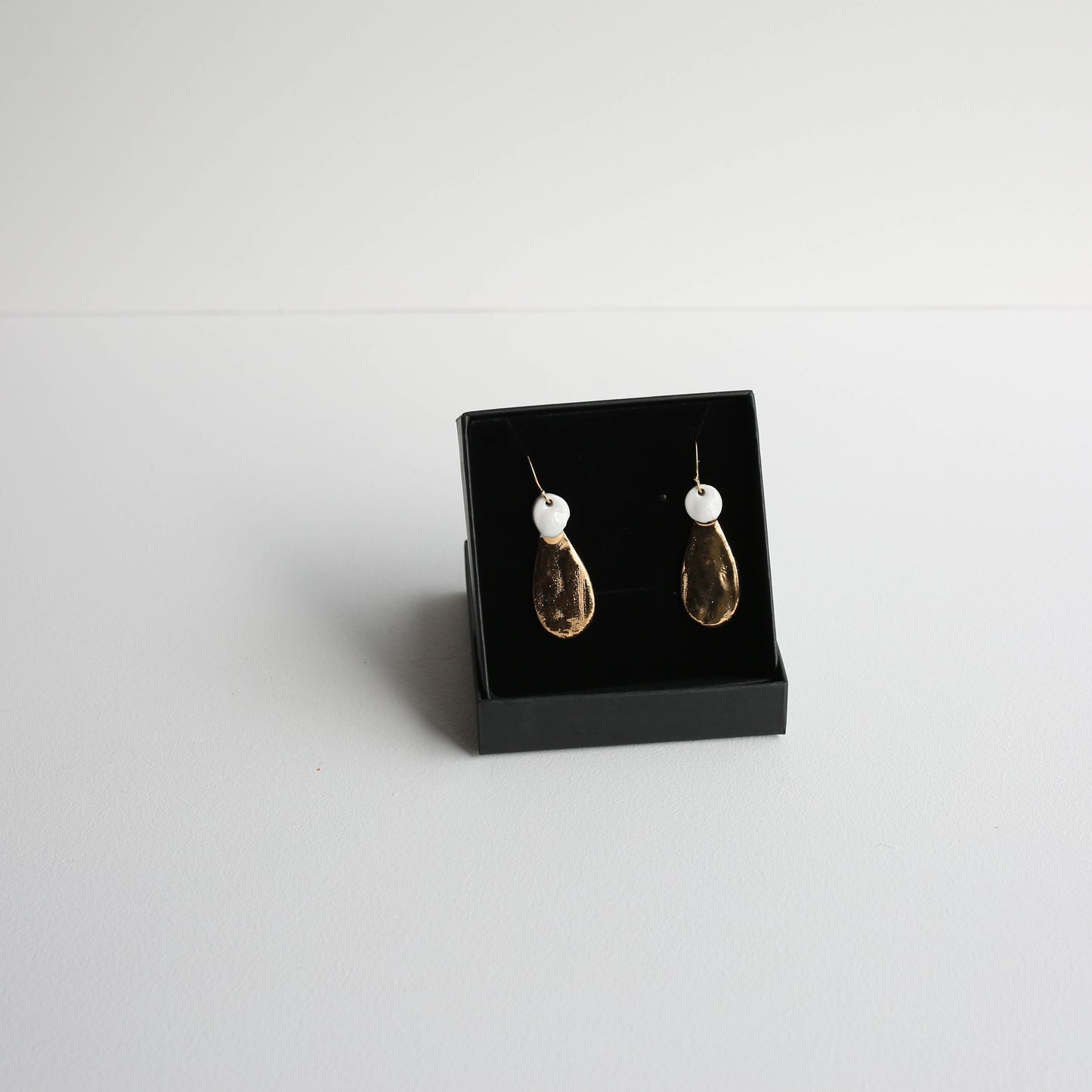 Medium earrings | Porcelain | GOLD