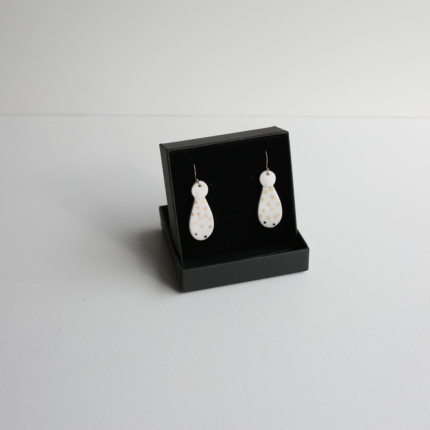 Medium earrings | Porcelain | GOLD