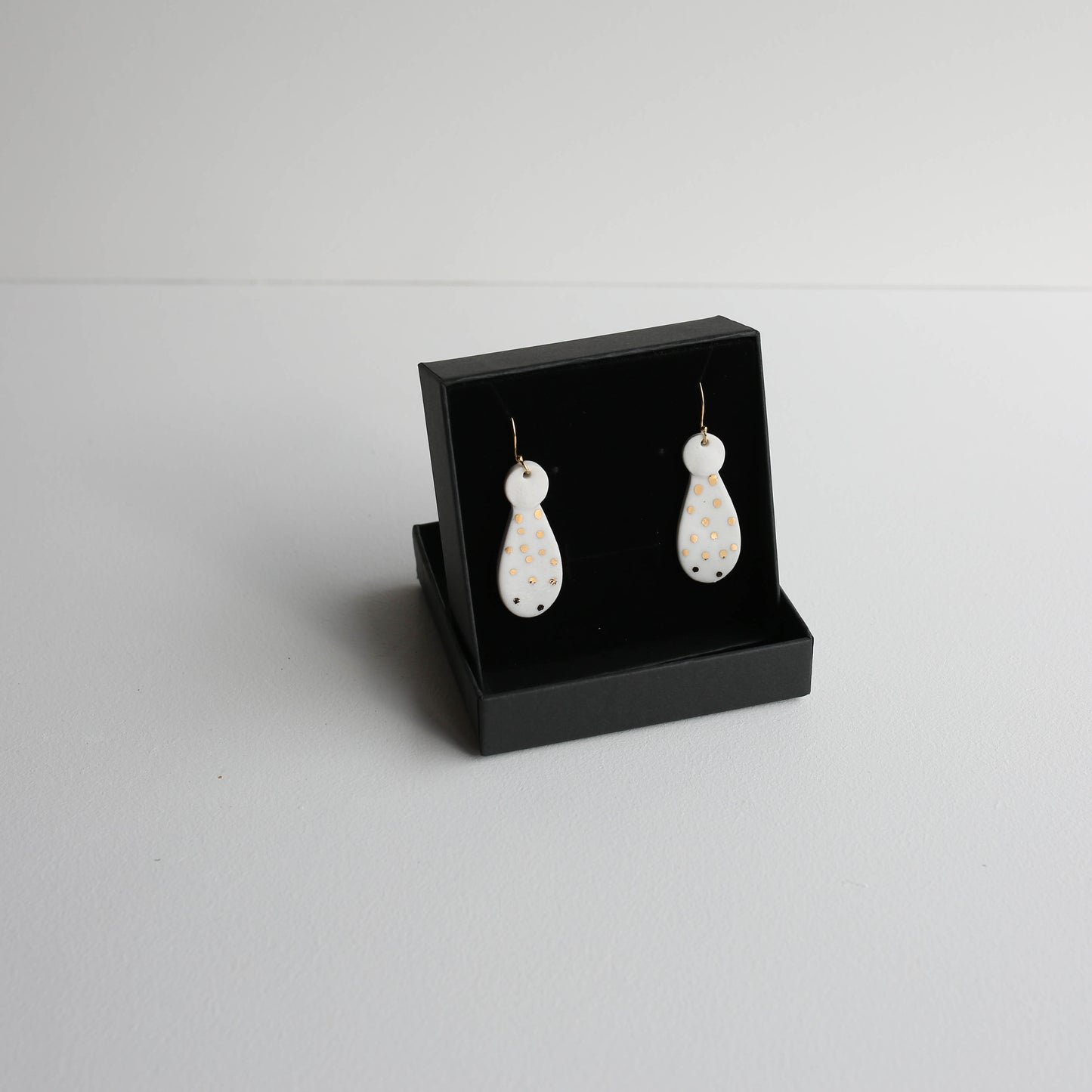 Medium earrings | Porcelain | GOLD