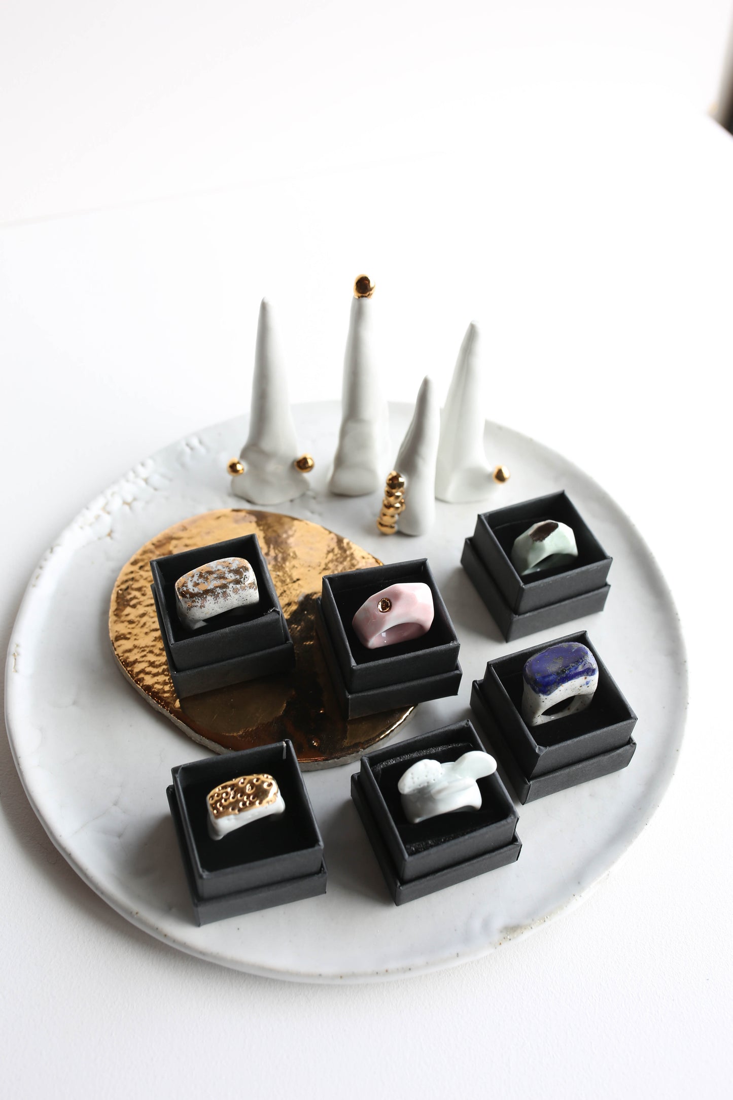 Ring stand | Porcelain |