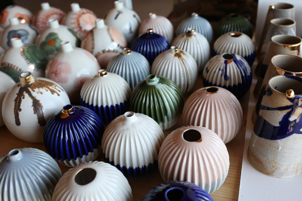 Urchin vase | Stoneware vase GOLD