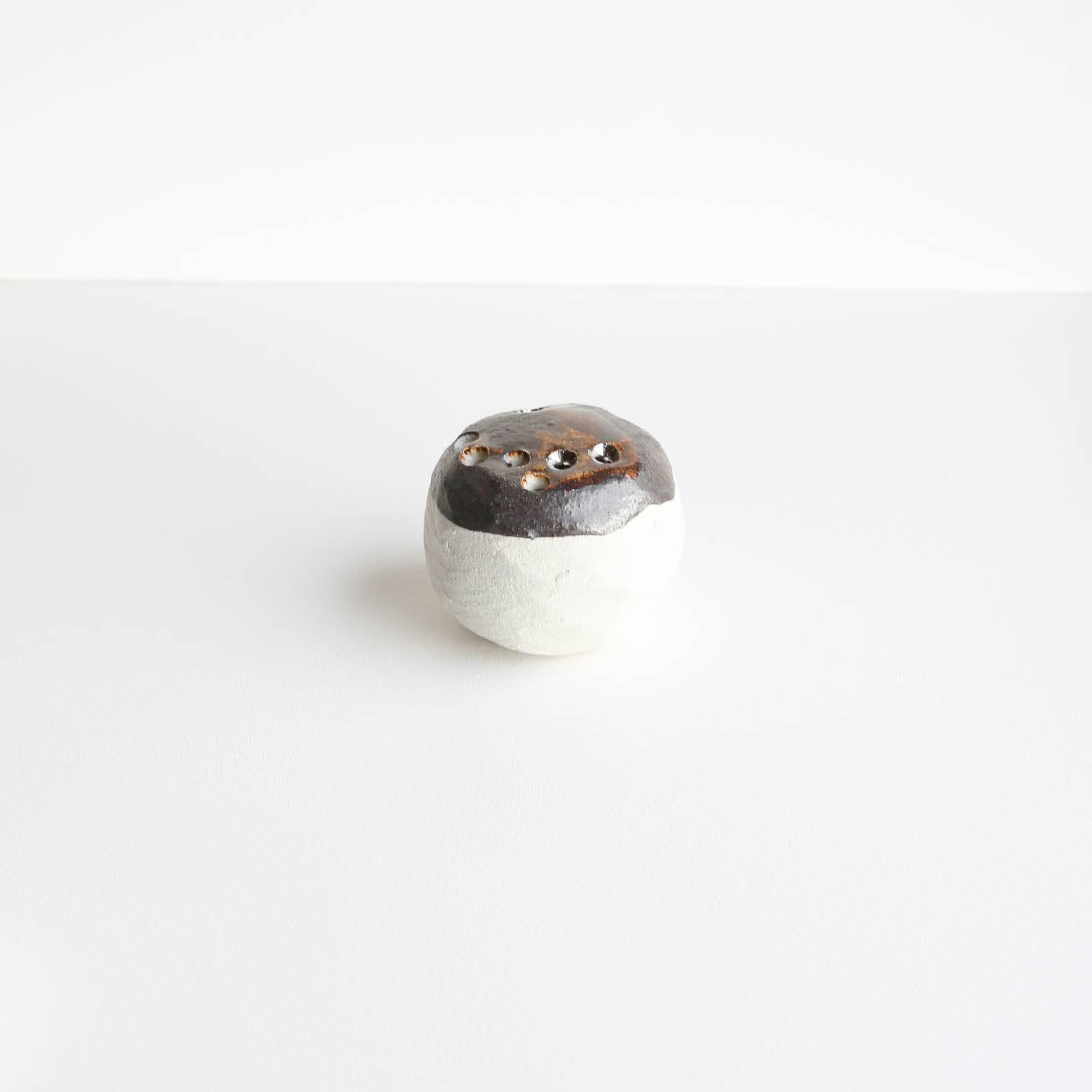 Angelina | Stoneware rock vase GOLD