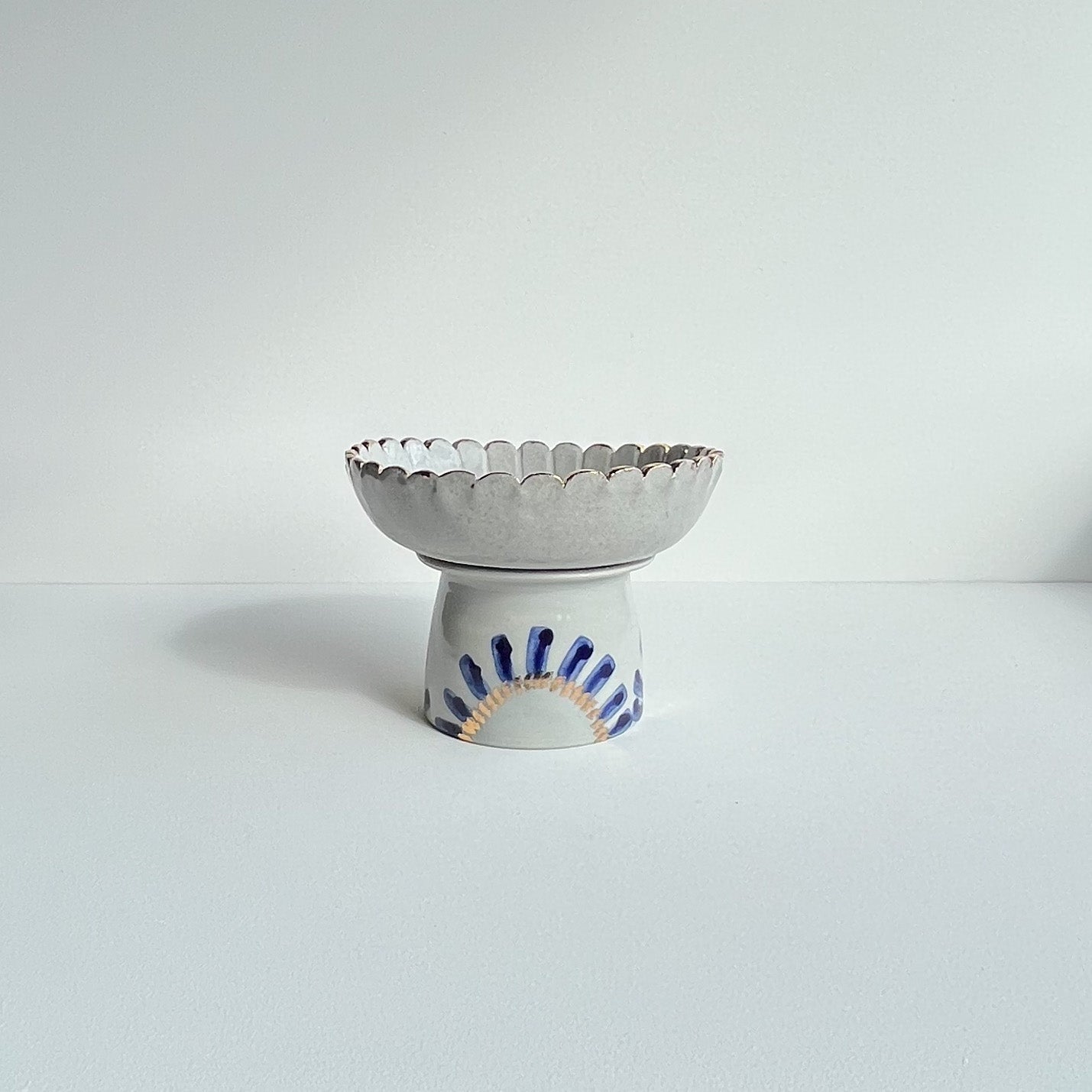 Penelope | Petal edge bowl stand GOLD | Medium