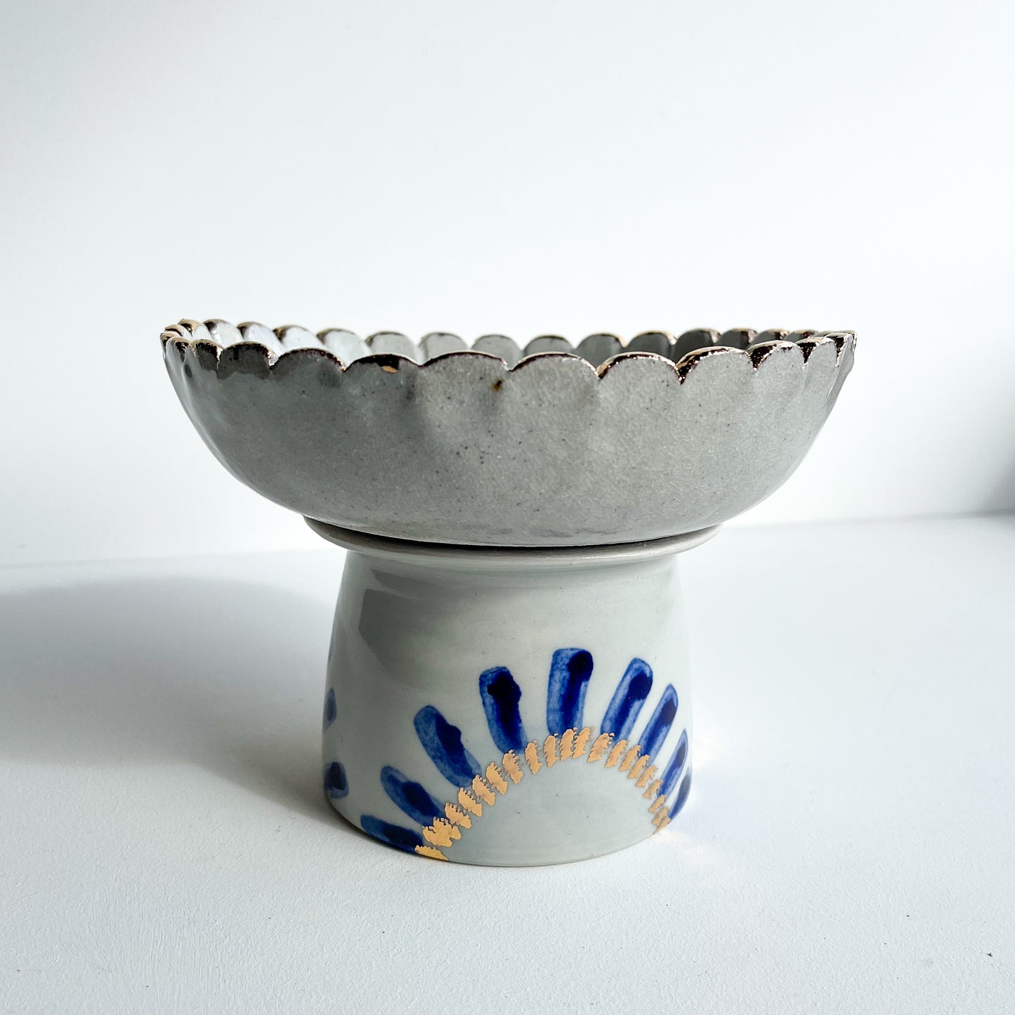 Penelope | Petal edge bowl stand GOLD | Medium