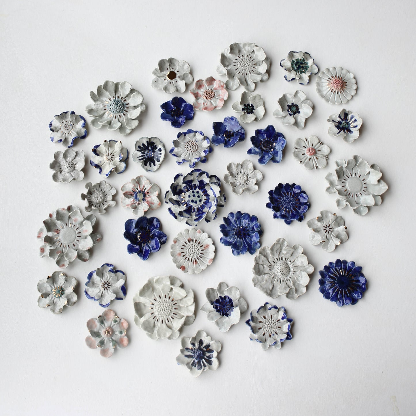 Stoneware set of three flowers for the wall (GOLD)
