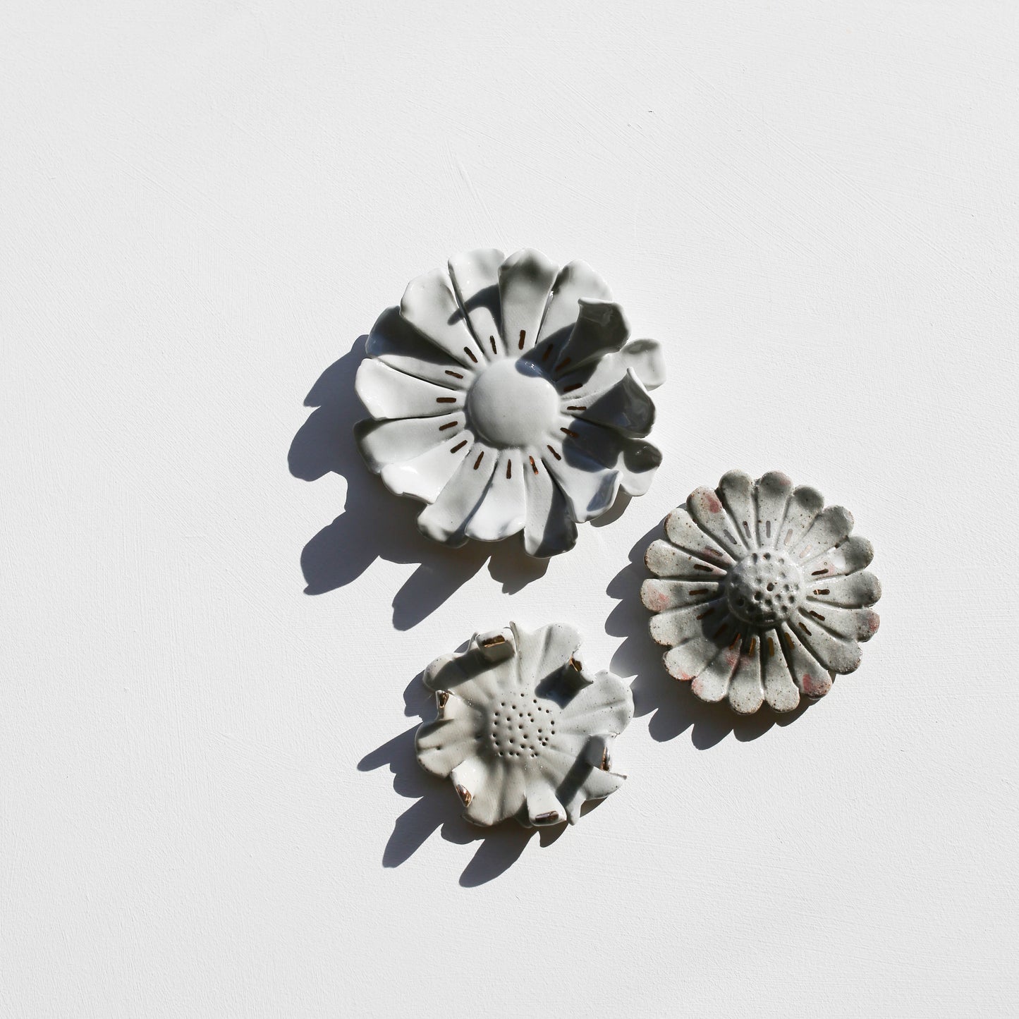 Stoneware set of three flowers for the wall (GOLD)