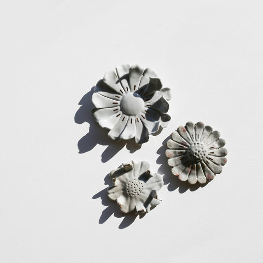 Stoneware set of three flowers for the wall (GOLD)