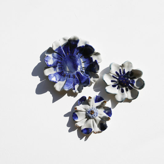Stoneware set of three flowers for the wall (GOLD)