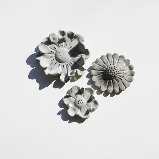 Stoneware set of three flowers for the wall (GOLD)