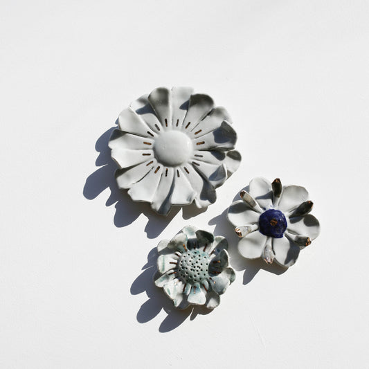 Stoneware set of three flowers for the wall (GOLD)