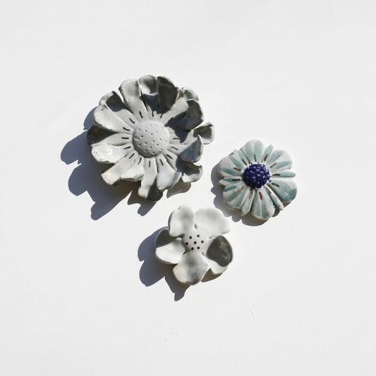 Stoneware set of three flowers for the wall (GOLD)
