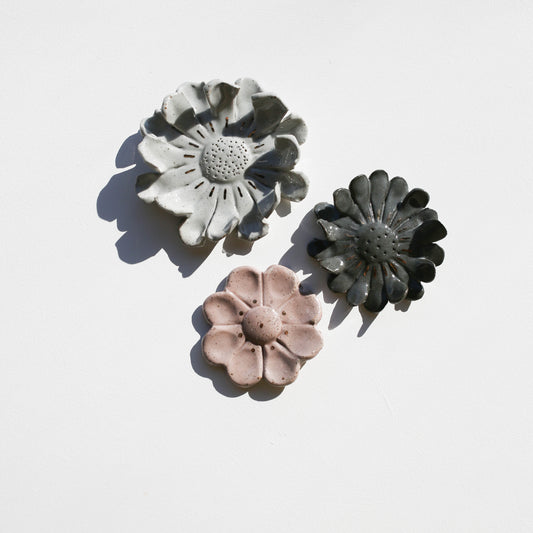 Stoneware set of three flowers for the wall (GOLD)