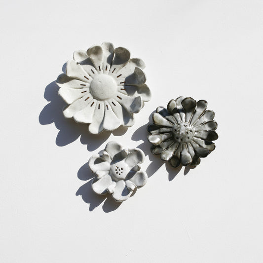Stoneware set of three flowers for the wall (GOLD)