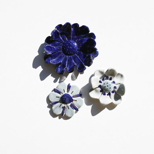 Stoneware set of three flowers for the wall (GOLD)