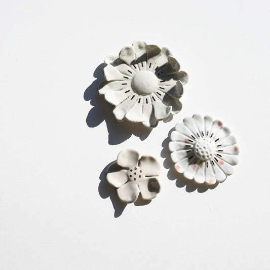 Stoneware set of three flowers for the wall (GOLD)