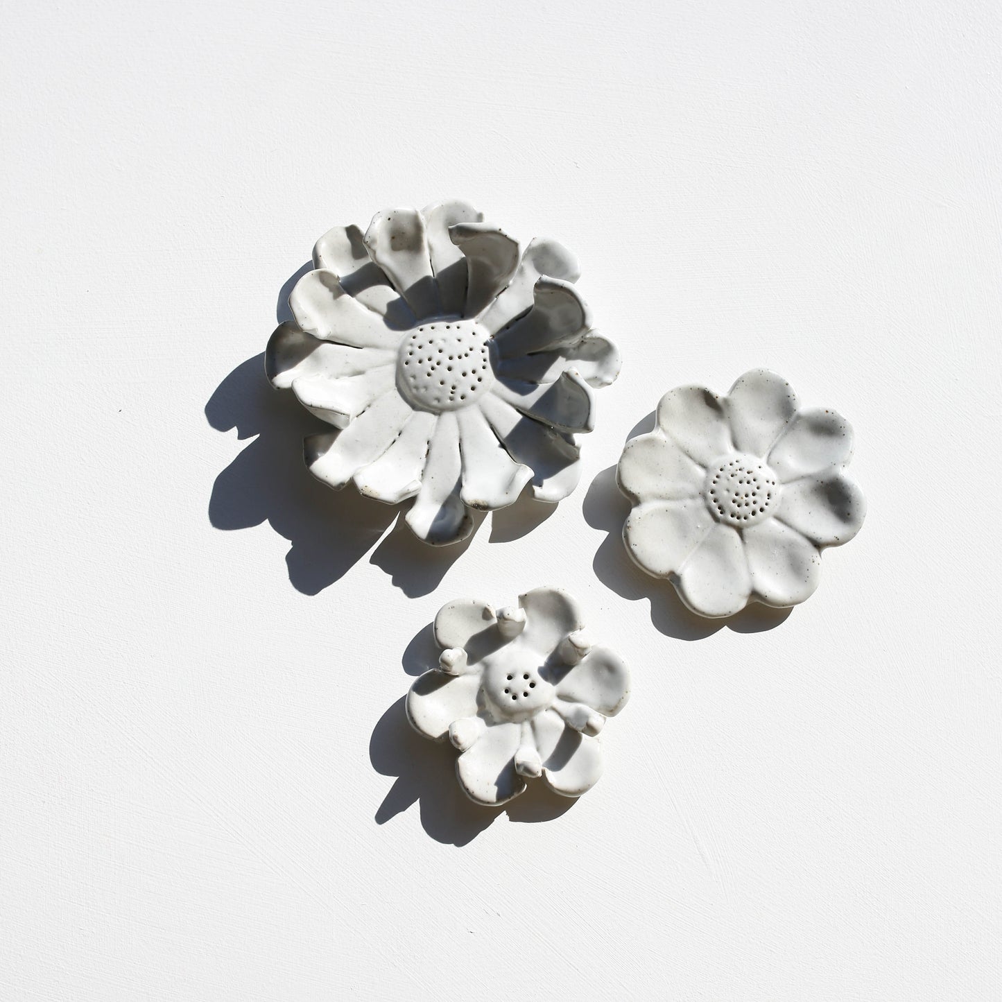 Stoneware set of three flowers for the wall (GOLD)