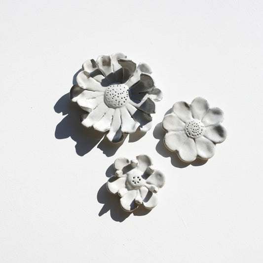 Stoneware set of three flowers for the wall (GOLD)