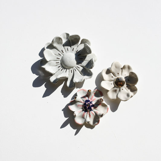 Stoneware set of three flowers for the wall (GOLD)