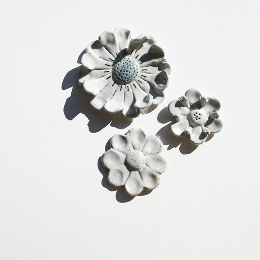 Stoneware set of three flowers for the wall (GOLD)