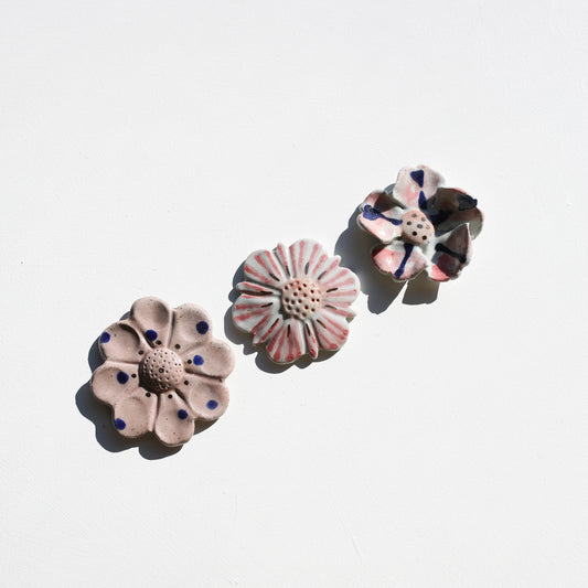 Stoneware set of three flowers for the wall (GOLD)