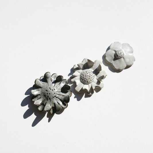 Stoneware set of three flowers for the wall (GOLD)